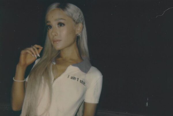 Η Ariana Grande έβγαλε βίντεο κλιπ με πρωταγωνιστή το κατοικίδιο γουρουνάκι της!