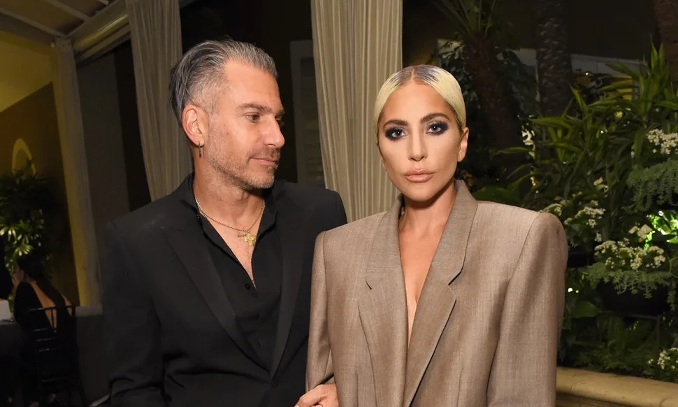 Lady Gaga αρραβωνιάστηκε