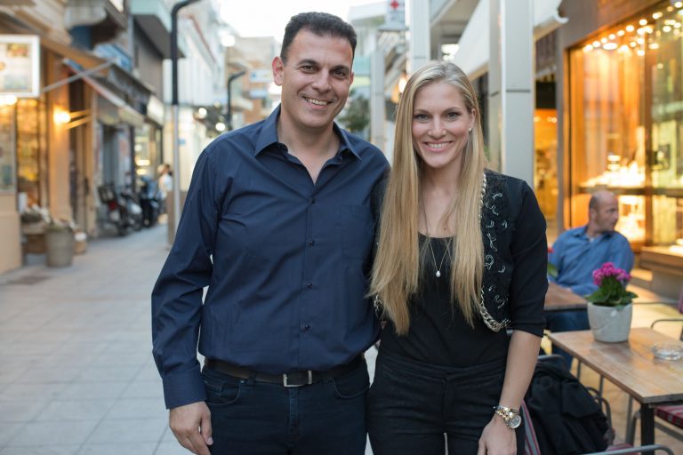 Ο Γιώργος Καραμέρος και η Σάρα Εσκενάζι σε εξωτερικό χώρο.