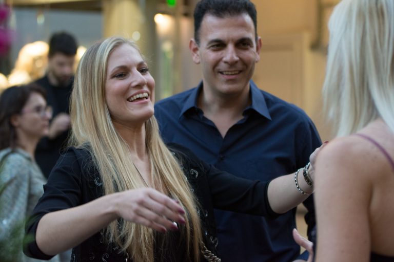 Η Σάρα Εσκενάζι και ο Γιώργος Καραμέρος σε κοινωνική εκδήλωση.