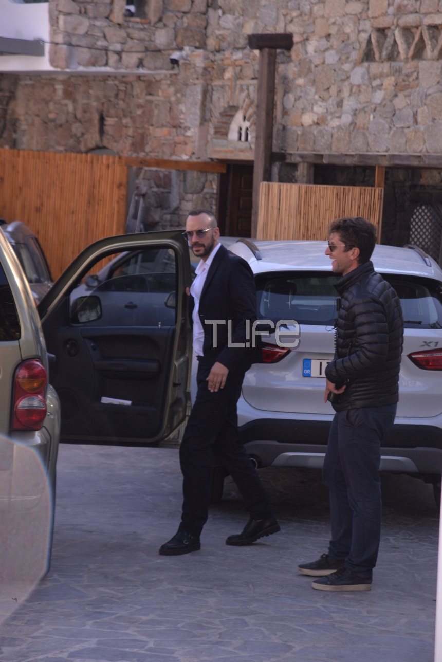 Ο Πάνος Μουζουράκης δίπλα σε αυτοκίνητο.