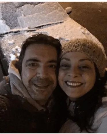 Η Βασιλική Ανδρίτσου με τον σύζυγό της σε χιονισμένο τοπίο.