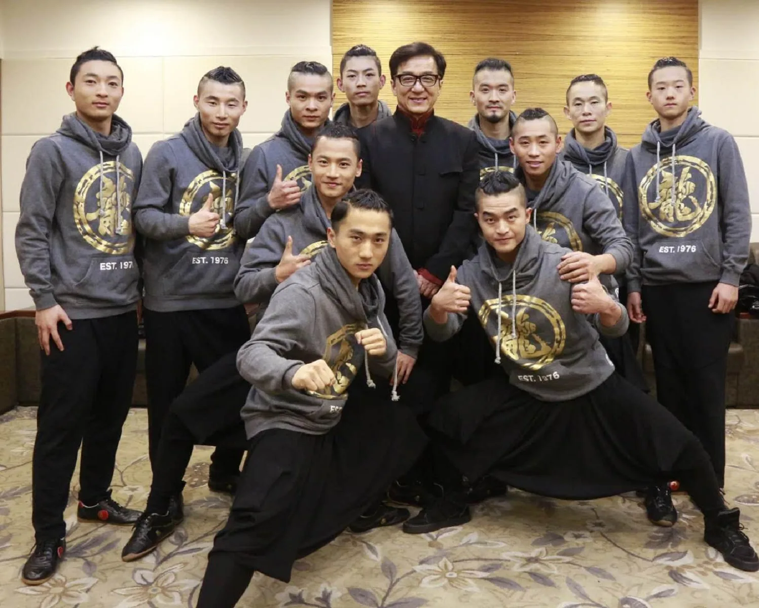 Ο Jackie Chan με την ομάδα Kung Fu Warriors.