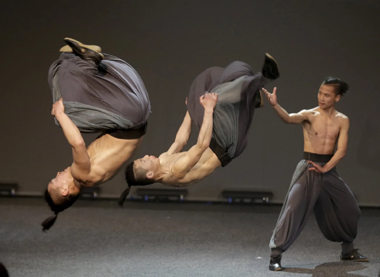 Πολεμιστές Kung Fu σε ακροβατική κίνηση στον αέρα.