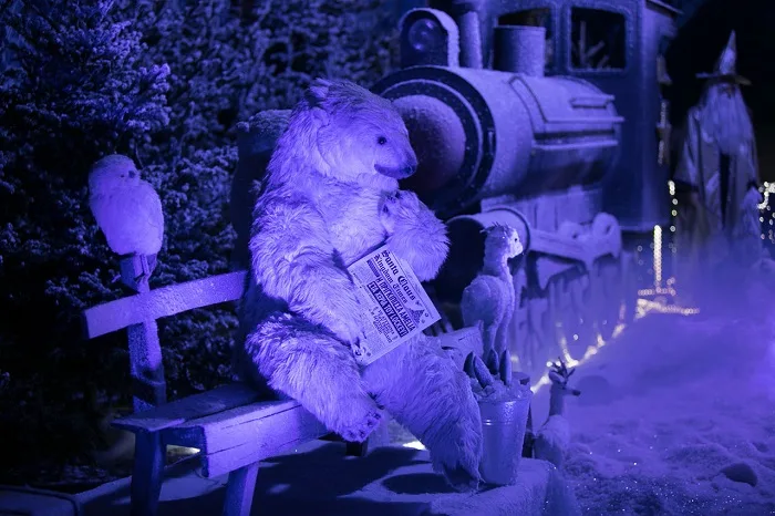 Λούτρινη πολική αρκούδα σε παγκάκι στο Santa Claus Kingdom.