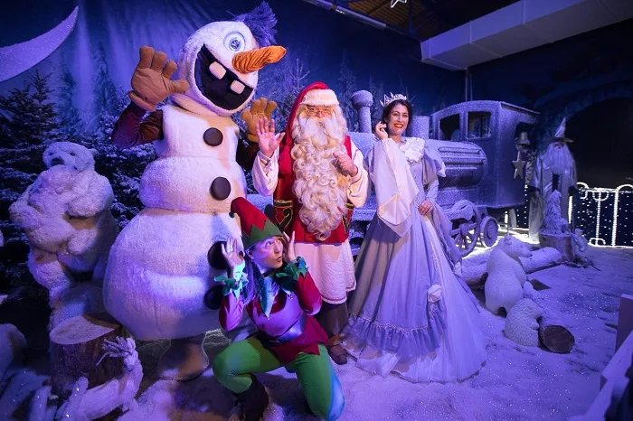 Χριστουγεννιάτικο σκηνικό στο Santa Claus Kingdom με τον Άγιο Βασίλη, ξωτικό, πριγκίπισσα και χιονάνθρωπο.