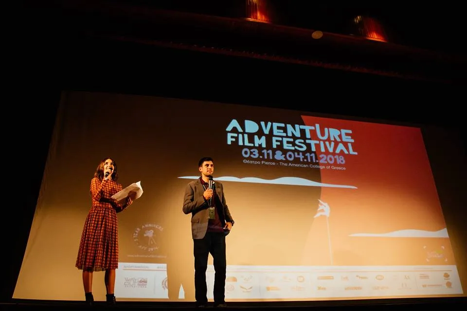 Δύο παρουσιαστές στη σκηνή του Adventure Film Festival 2018.