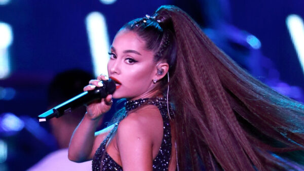 H Ariana Grande τραγουδά για τους πρώην της