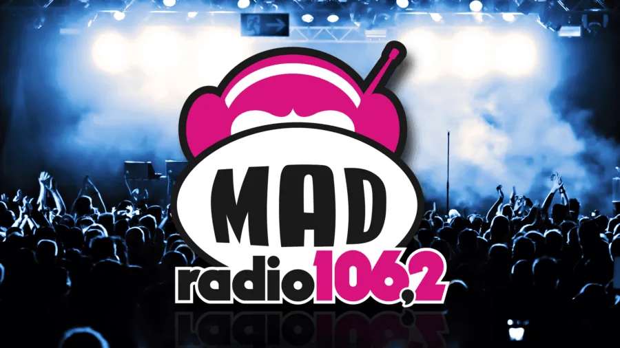 Το λογότυπο του Mad Radio 106.2 πάνω από πλήθος σε συναυλία.