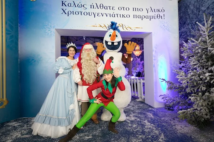 Ο Άγιος Βασίλης, μια νεράιδα, ένα ξωτικό και ένας χιονάνθρωπος στο Santa Claus Kingdom.