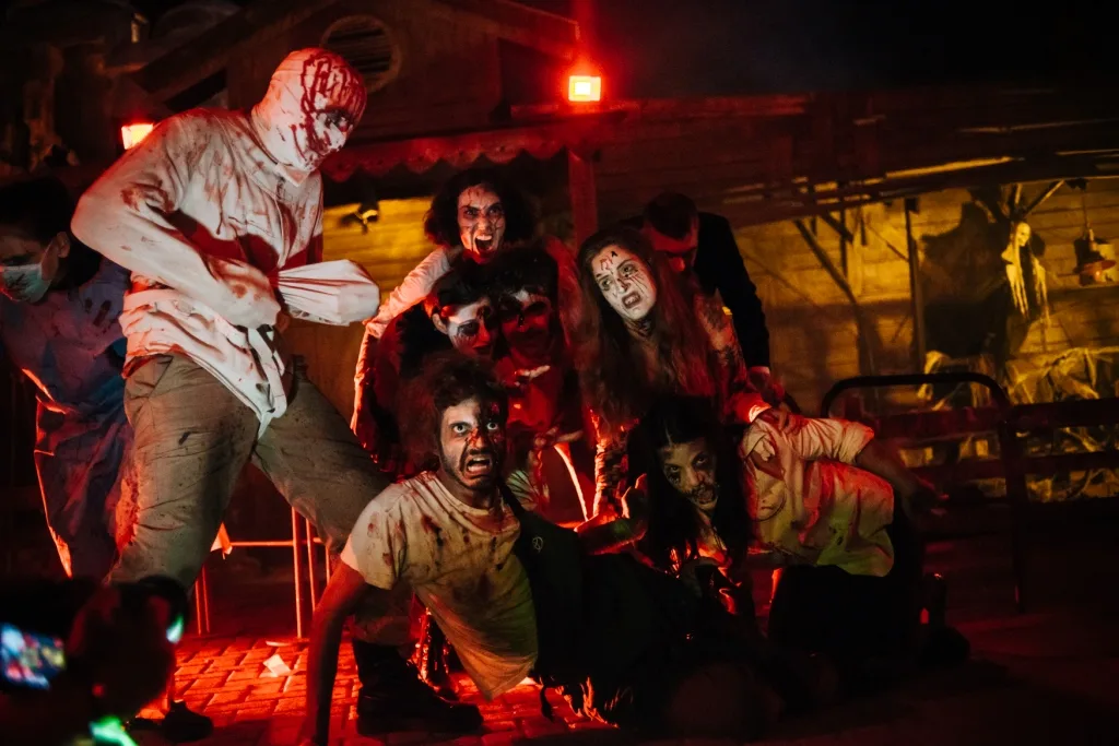 Άτομα μεταμφιεσμένα σε ζόμπι στο Allou! Fun Park για το Zombie Fest.