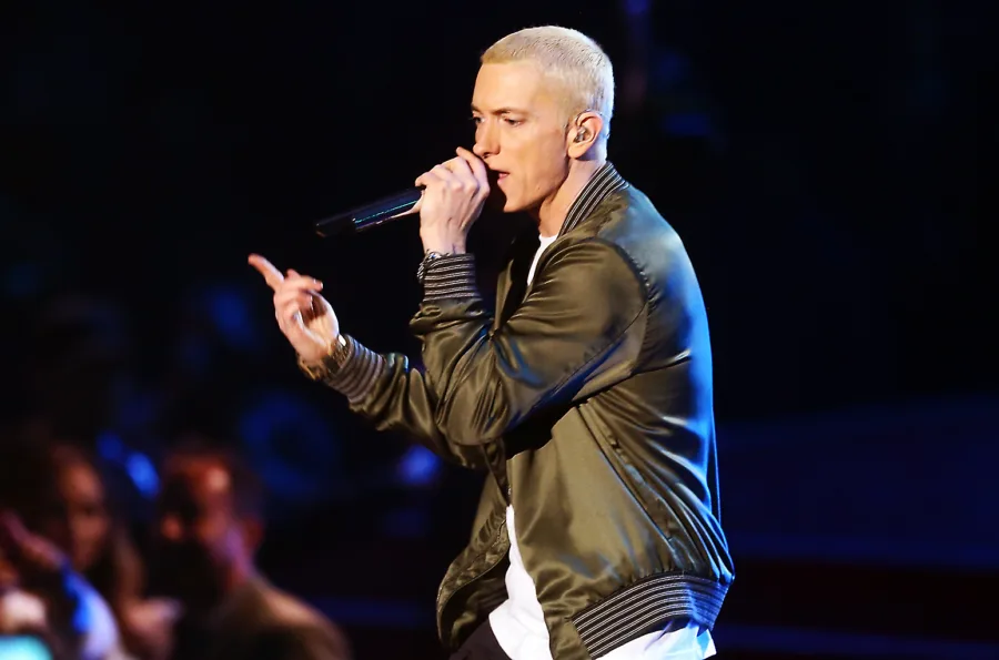 Ο Eminem στη σκηνή με μικρόφωνο και πράσινο μπουφάν