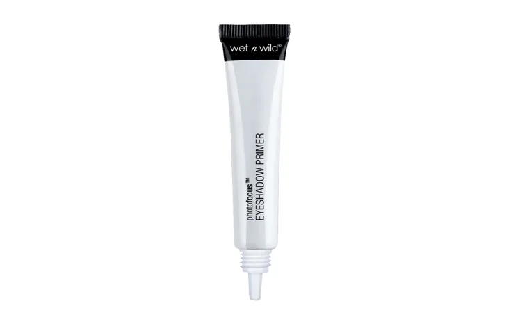 Wet n Wild Photo Focus Eyeshadow Primer σε λευκό σωληνάριο.