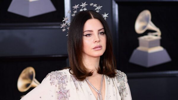 H  Lana Del Rey θα κυκλοφορήσει… βιβλίο με ποιήματα!