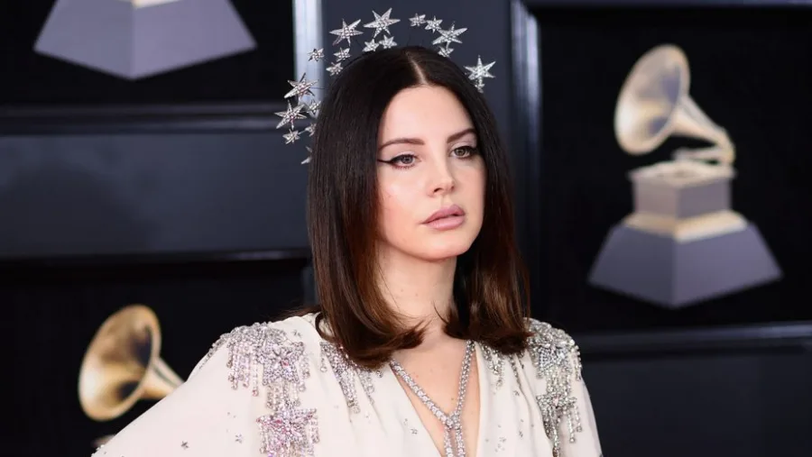 Η Lana Del Rey με στεφάνι από αστέρια στα βραβεία Grammy.