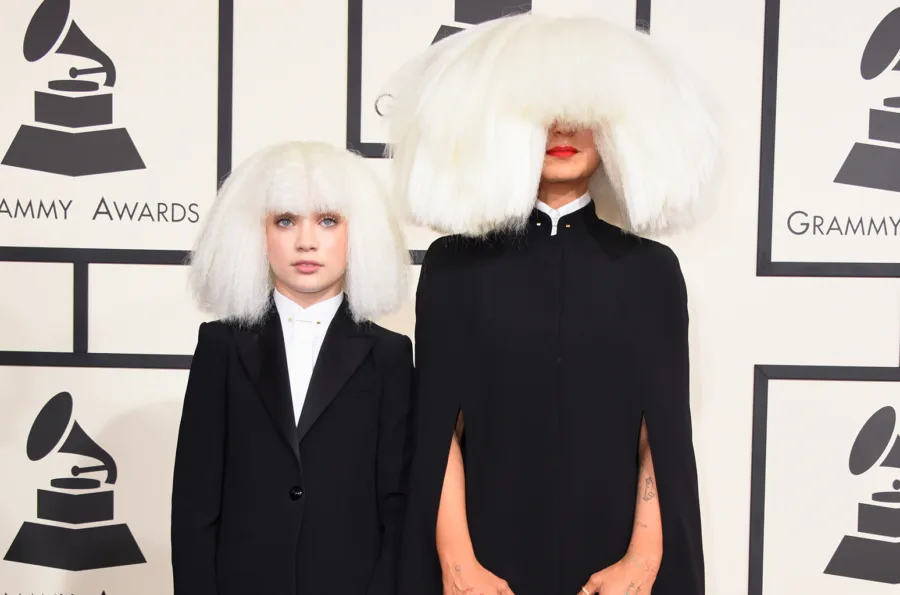 Η Sia και η Maddie Ziegler στα βραβεία Grammy.