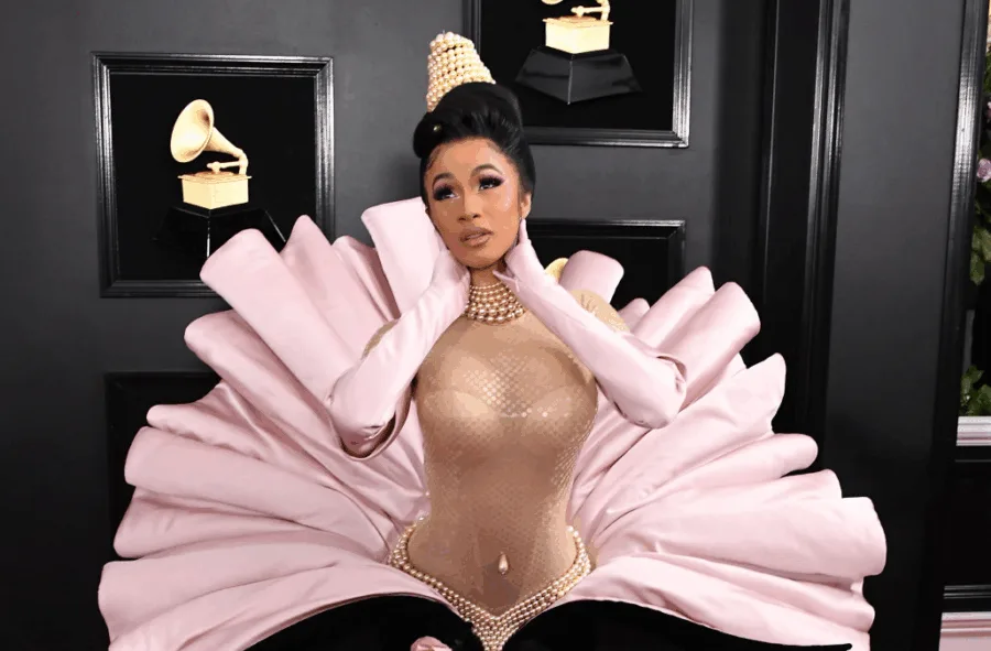 Η Cardi B με εντυπωσιακό φόρεμα σε σχήμα κοχυλιού στα βραβεία Grammy.