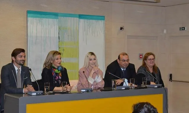 Η Τάμτα σε συνέντευξη τύπου για τη Eurovision 2019, καθισμένη σε πάνελ με άλλα τέσσερα άτομα.
