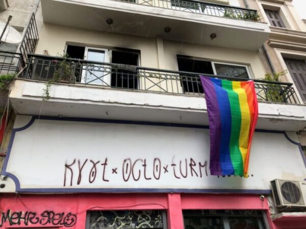 Θύμα εμπρηστικής ομοφοβικής επίθεσης έπεσε το Checkpoint της Αθήνας