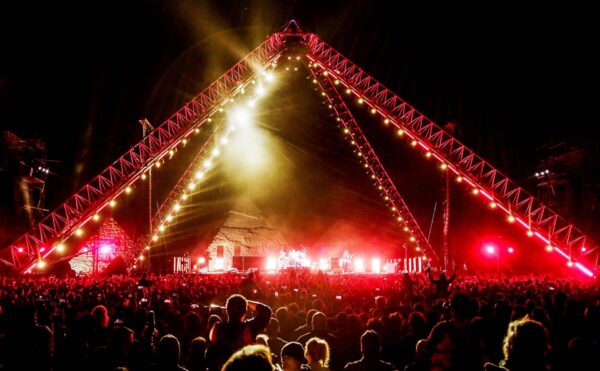 Οι Red Hot Chili Peppers ροκάρουν μπροστά στις πυραμίδες της Αιγύπτου!