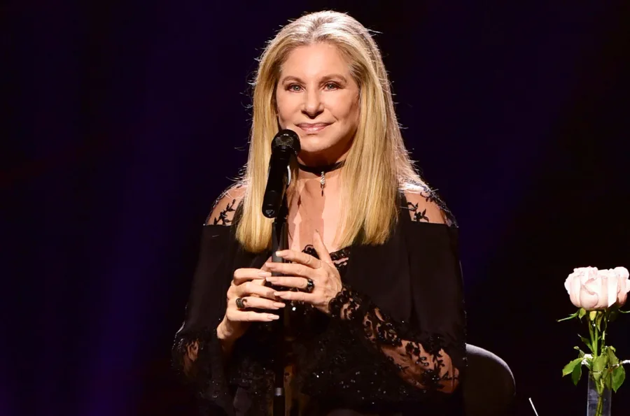 Η Barbra Streisand σε σκηνή με μικρόφωνο