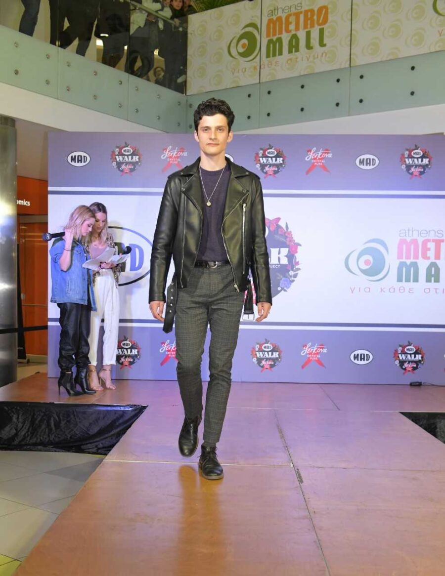 Νεαρός άνδρας σε πασαρέλα για το MadWalk 2019 by Serkova Crystal Pure.