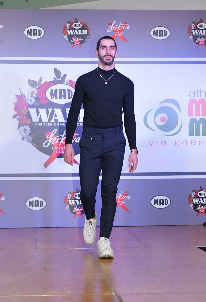 Άνδρας μοντέλο περπατά στην πασαρέλα του MadWalk 2019 by Serkova Crystal Pure.