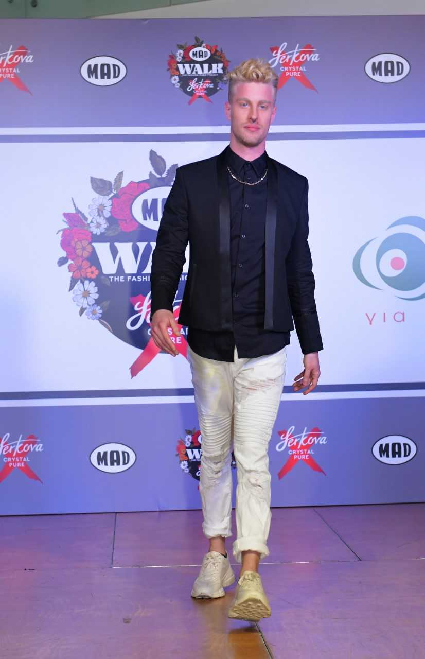Άνδρας μοντέλο περπατά στην πασαρέλα του MadWalk 2019 by Serkova Crystal Pure.