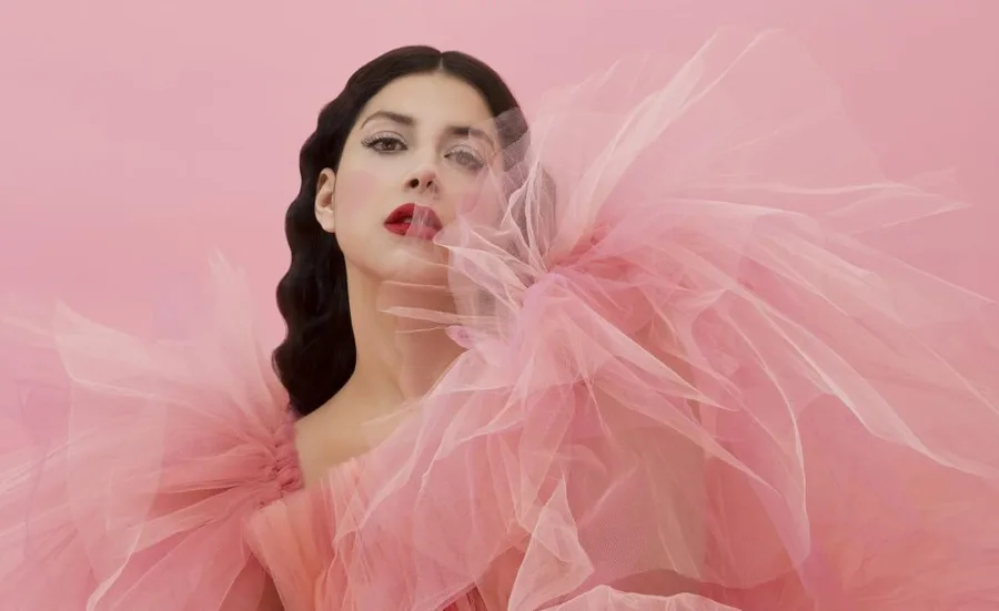 Η Κατερίνα Ντούσκα με ροζ τούλινο φόρεμα σε ροζ φόντο.