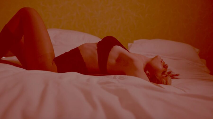 Η Μελίνα Μακρή των Vegas σε σκηνή από το video clip Στο Τέρμα.