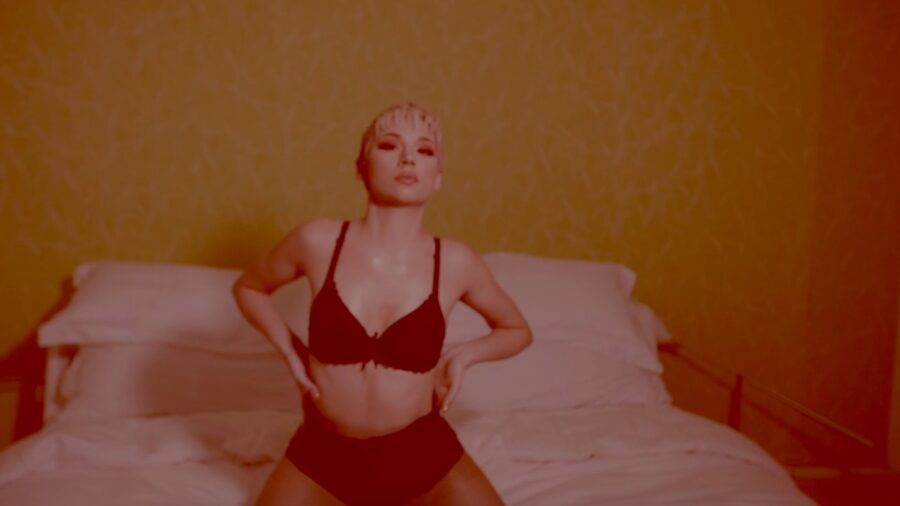 Η Μελίνα Μακρή των Vegas σε σκηνή από το video clip Στο Τέρμα.