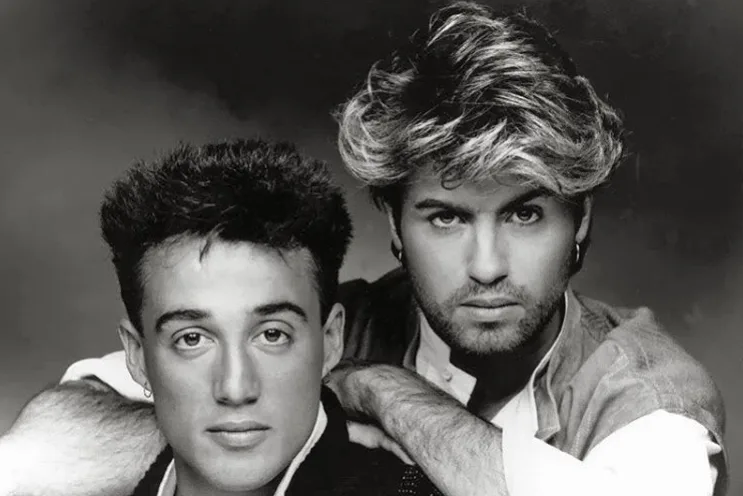 Ο Andrew Ridgeley και ο George Michael των Wham! σε ασπρόμαυρη φωτογραφία.