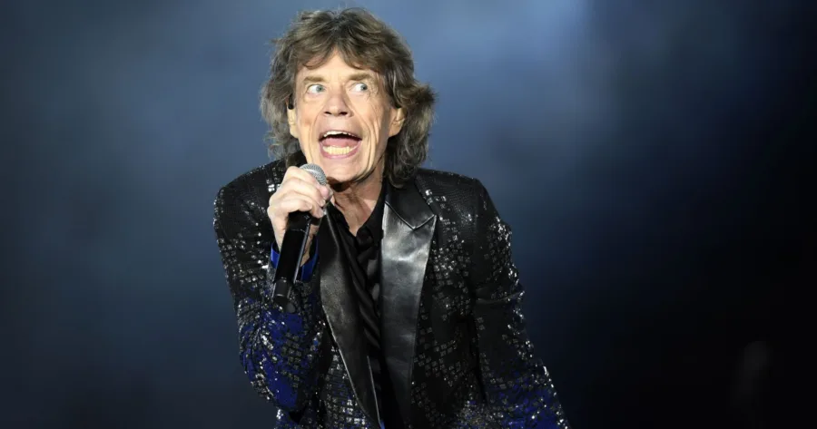 Ο Mick Jagger τραγουδάει στη σκηνή κρατώντας μικρόφωνο.