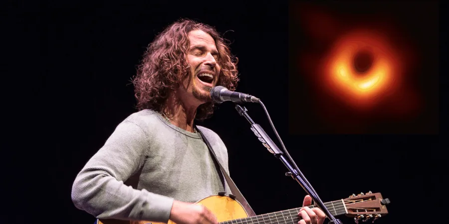 Ο Chris Cornell τραγουδάει και παίζει κιθάρα σε συναυλία, με ένθετη εικόνα μαύρης τρύπας.
