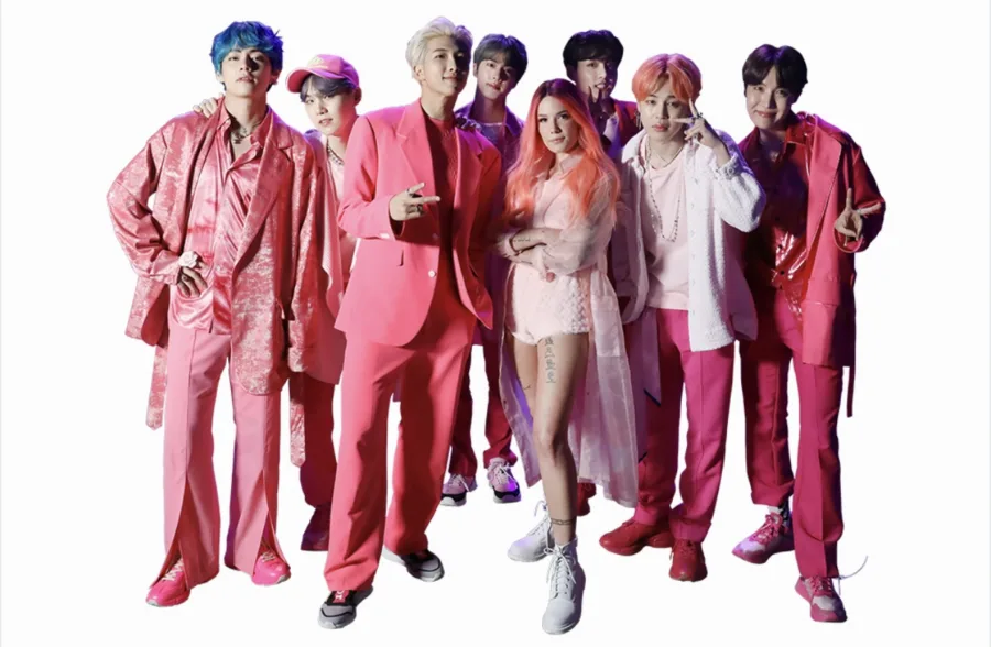 Το συγκρότημα BTS και η Halsey ποζάρουν με ροζ ενδυμασίες.
