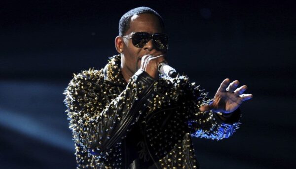 Ο R. Kelly δίνει συναυλία για 28 ολόκληρα δευτερόλεπτα!