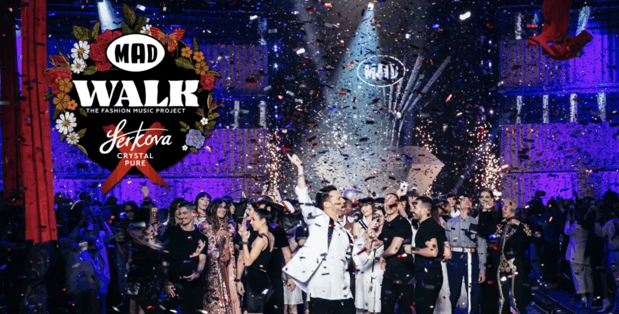 Στιγμιότυπο από το φινάλε του MadWalk 2019 με καλλιτέχνες και μοντέλα στη σκηνή.