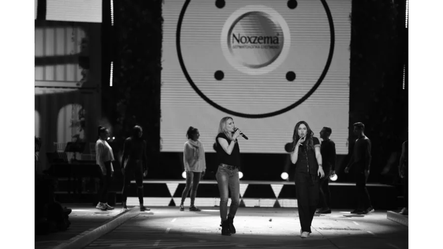 Δύο τραγουδίστριες στη σκηνή του MadWalk 2019.