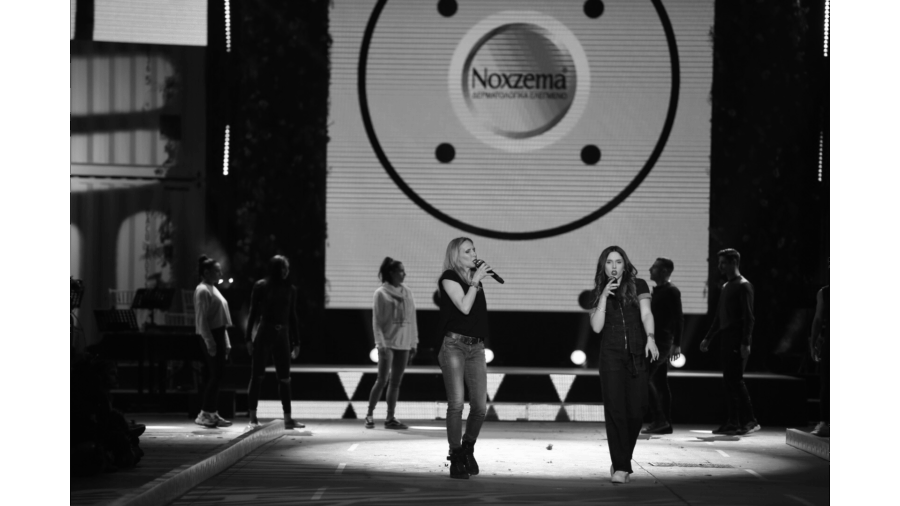 Δύο τραγουδίστριες στη σκηνή του MadWalk 2019.