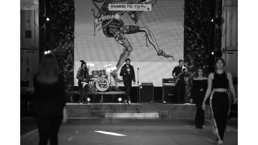 Μουσικό συγκρότημα στη σκηνή του MadWalk 2019.