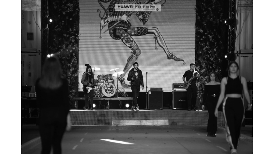 Μουσικό συγκρότημα στη σκηνή του MadWalk 2019.