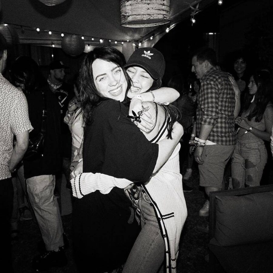 Η Billie Eilish και η Jennie των BLACKPINK αγκαλιάζονται στο Coachella.
