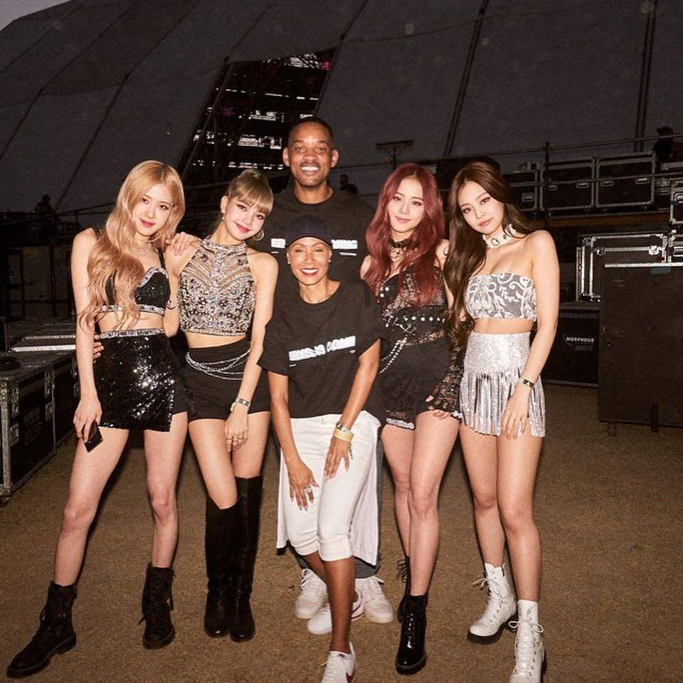 Οι BLACKPINK με τον Will Smith και την Jada Pinkett Smith στα παρασκήνια του Coachella.