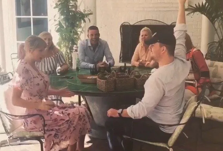 H Taylor Swift τα «τσουγκρίζει» με τον αδερφό της ανήμερα του Πάσχα