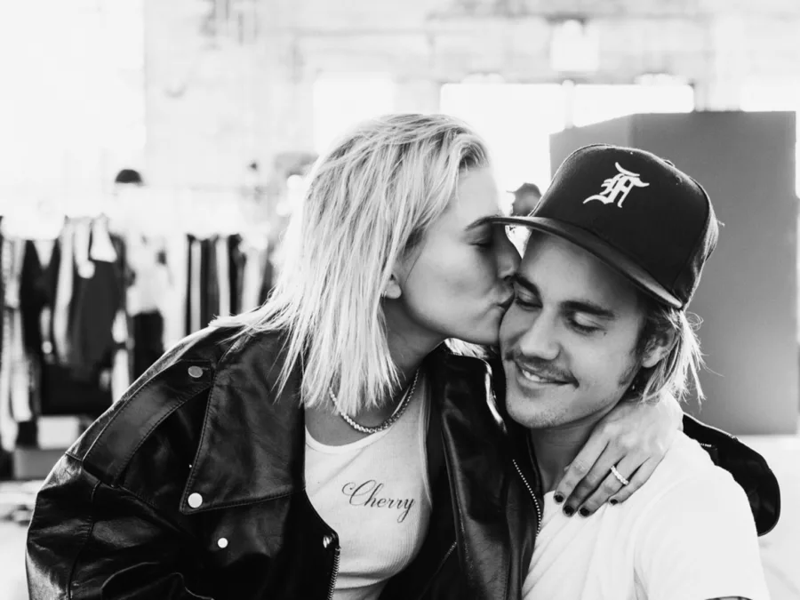 O Justin Bieber υποκύπτει στην ποίηση για τη σύζυγό του και λιώνει καρδιές!