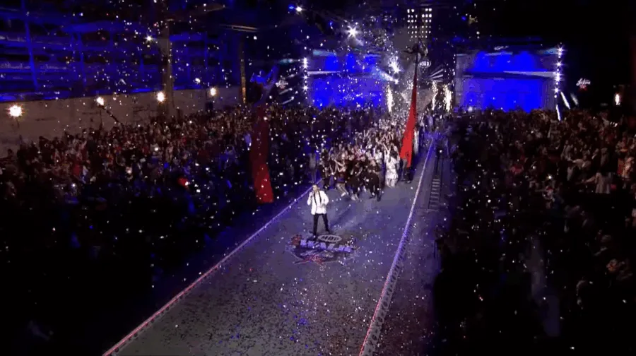 Καλλιτέχνης στη σκηνή του MadWalk 2019 by Serkova Crystal Pure.