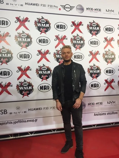 Ο Δημήτρης Γιαννέτος στο κόκκινο χαλί του MadWalk 2019 by Serkova Crystal Pure.