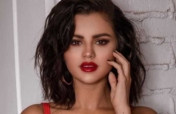 H Selena Gomez σε ρόλο σχεδιάστριας μαγιό!