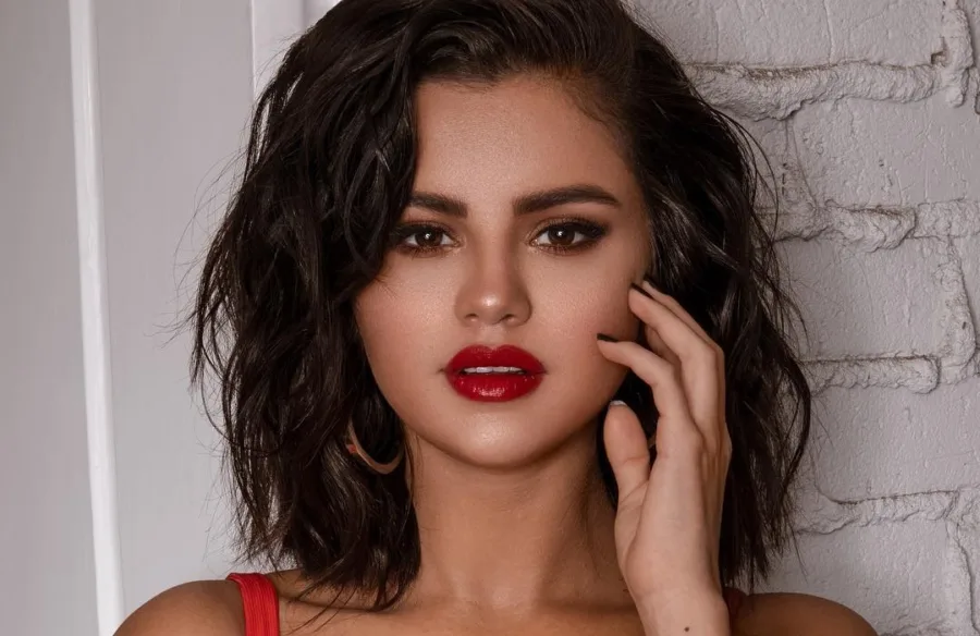 Η Selena Gomez με κόκκινο κραγιόν και κυματιστά μαλλιά.