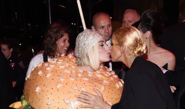 Η Celine Dion φιλάει στο στόμα την Katy Perry και το απολαμβάνει!